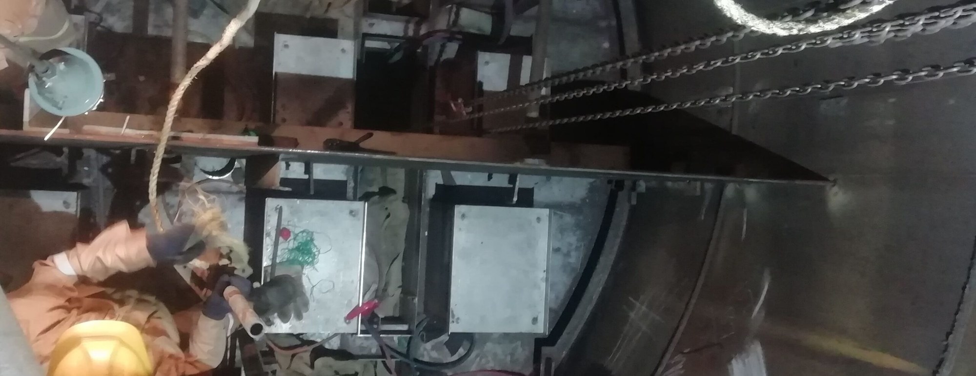 Installation of dividing wall internals inside the column