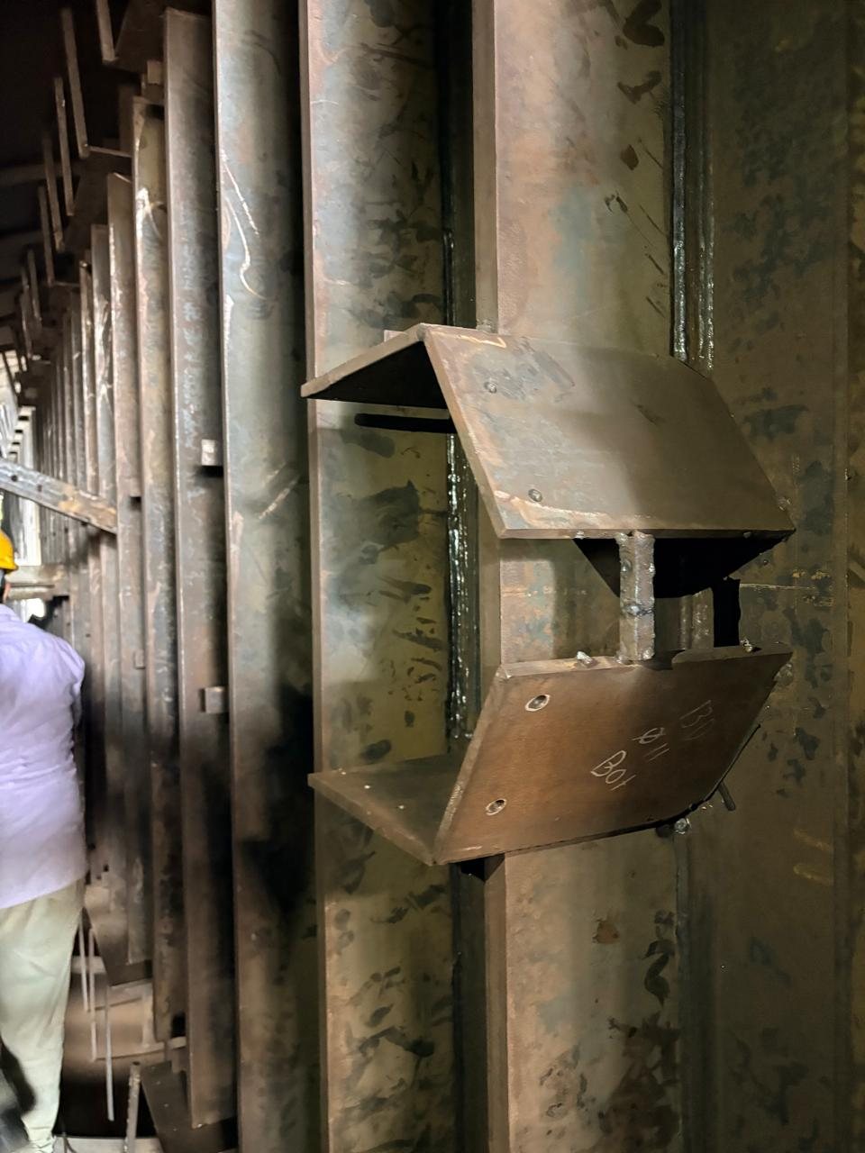 Inside a dual-wall DWC: welded dividing wall stiffeners and tray support brackets